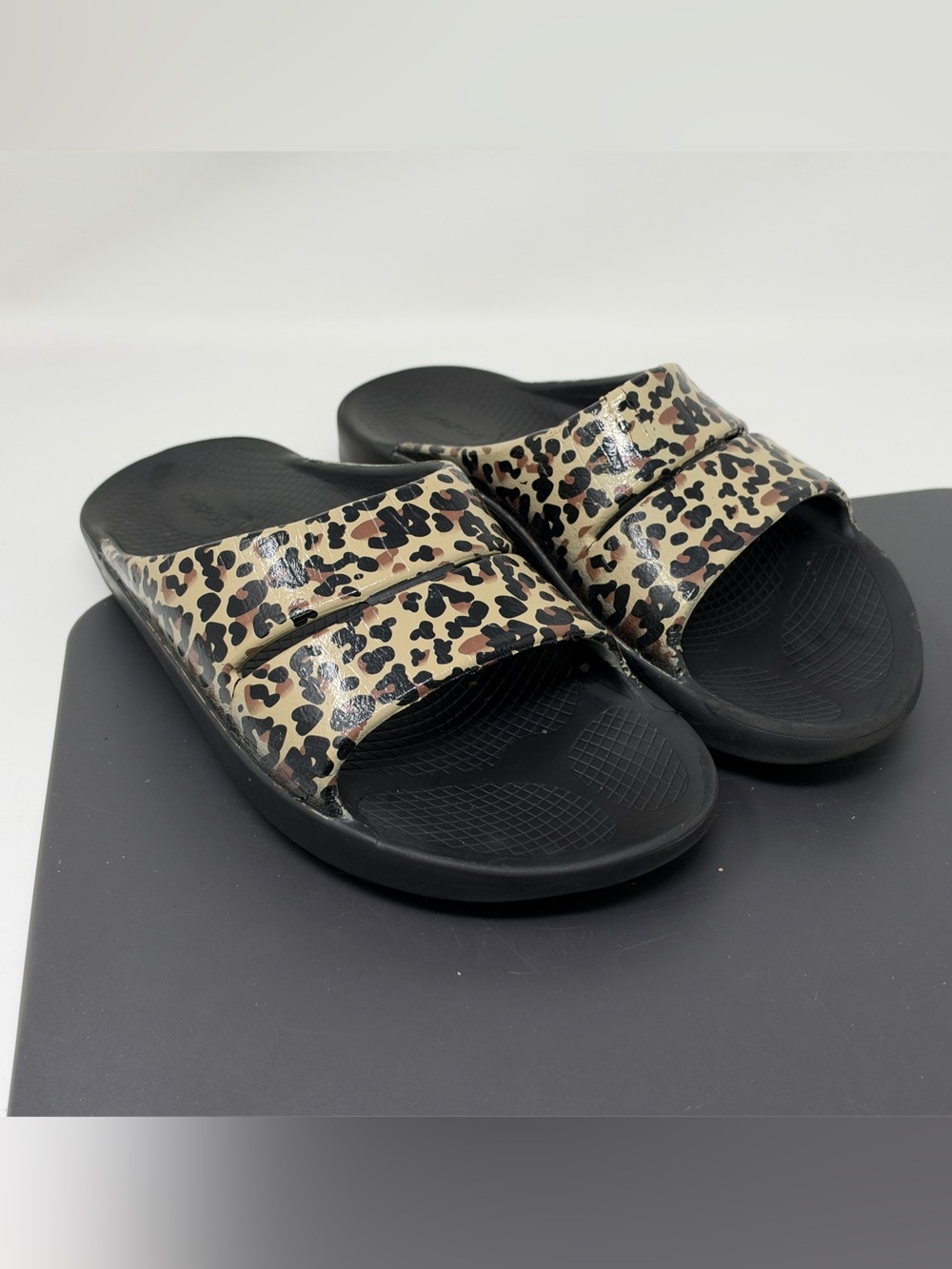 Oofos  OOAhh Limited Womens Leopard slide sz 10 cracked peeling Paint AS IS